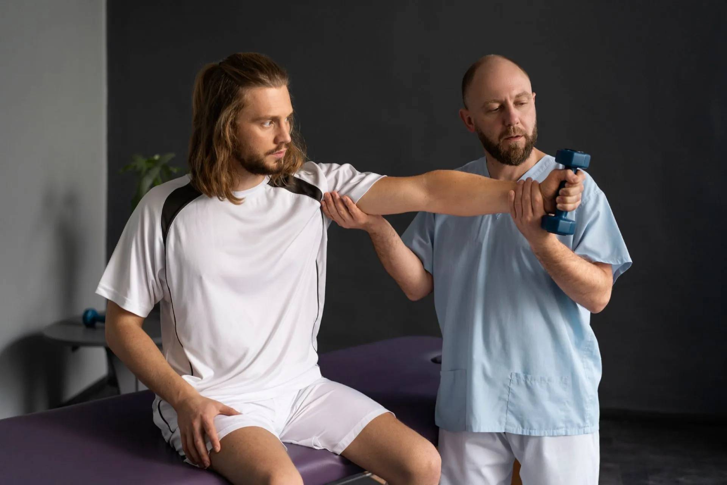 medium-shot-physiotherapist-helping-patient+(1)-1920w (1)